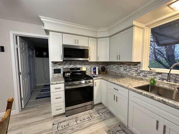 Kjøleskap, mikrobølgeovn, ovn og kokeplater