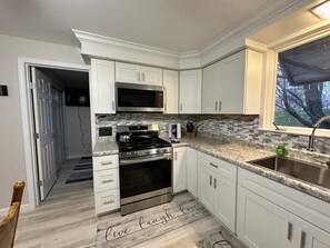 Jääkaappi, mikroaaltouuni, uuni, liesi