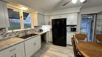 ثلاجة، ميكروويف، فرن، موقد طهي مسطح