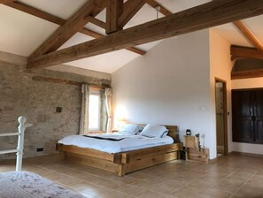 6 عدّة غرف نوم ومكواة/لوح كي وواي فاي مجانًا وملاءات أسرّة