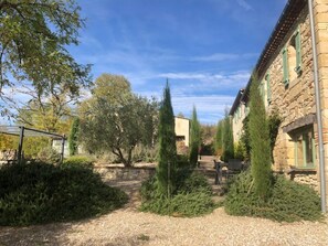 المنطقة المحيطة بالمنشأة