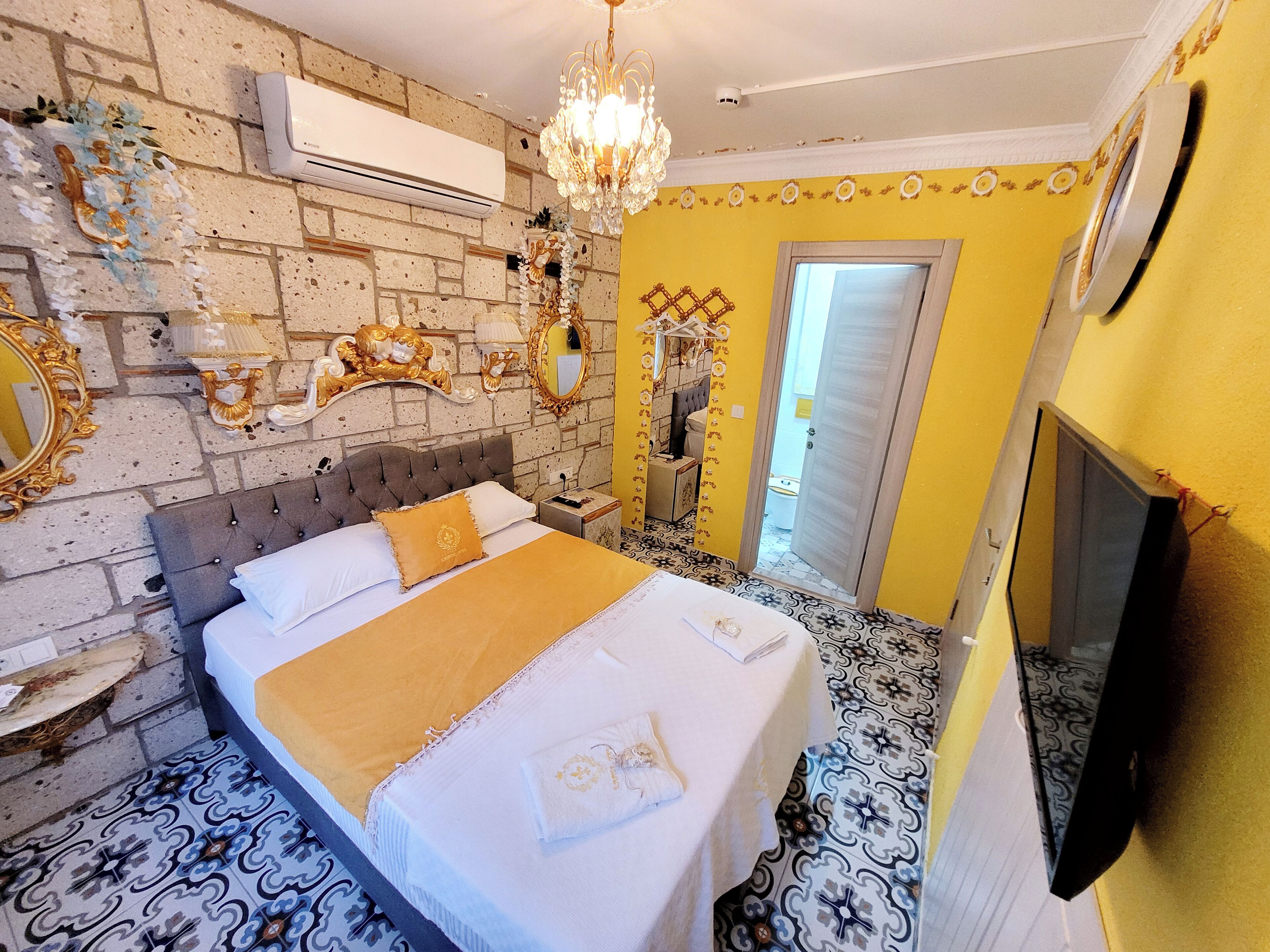 Standard Double Room | Hypo-allergenic bedding, minibar, in-room safe, soundproofing