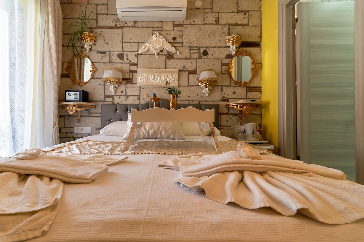 Hypo-allergenic bedding, minibar, in-room safe, soundproofing