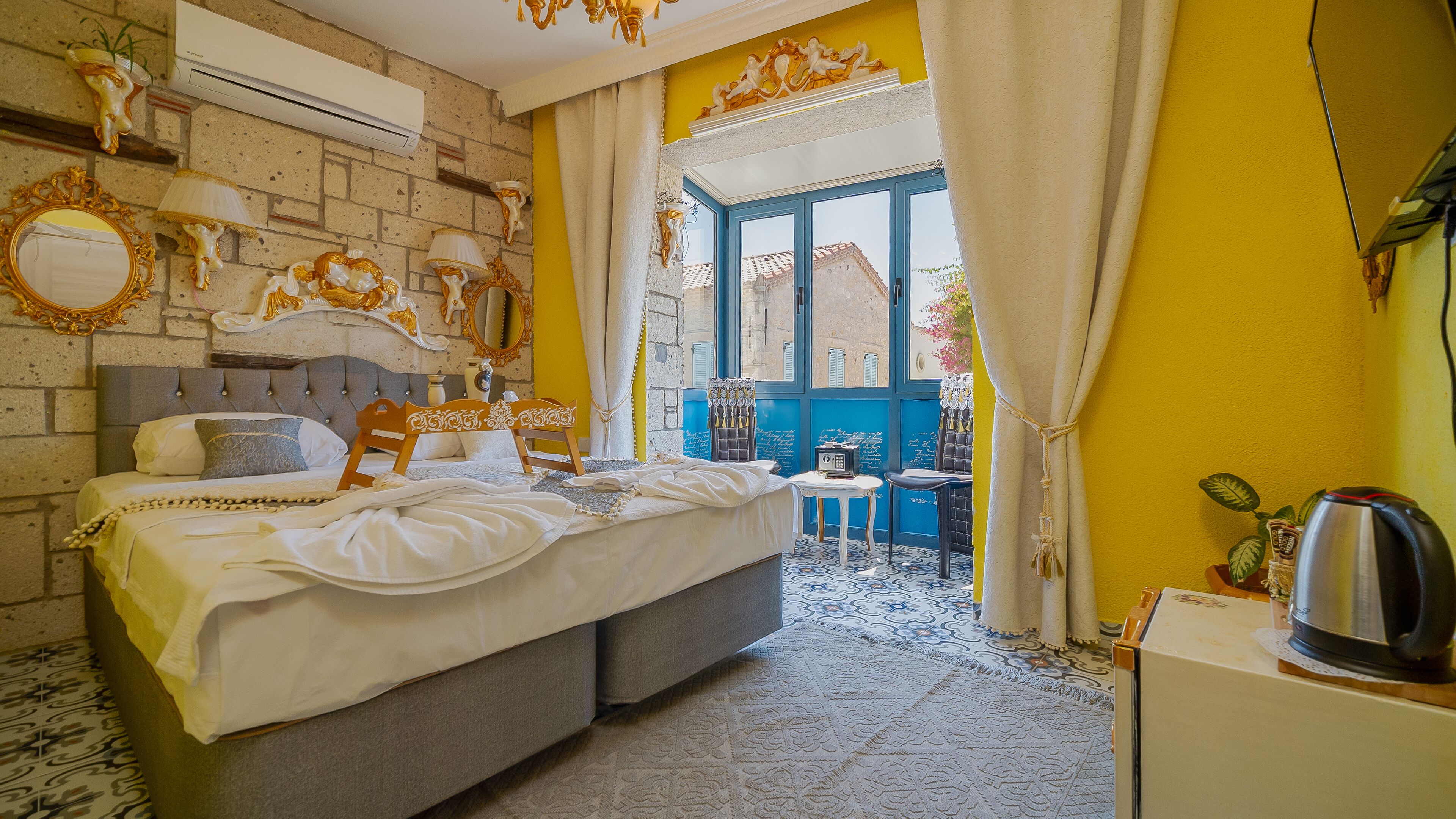 Literie hypoallergénique, minibar, coffres-forts dans les chambres