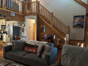 Smart TV, fireplace, books, stereo