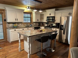 Fridge, microwave, oven, stovetop - Comfy rustic cabin 1-2 miles from Lake Texoma is ready and fully stocked for 8+! (Kingston)