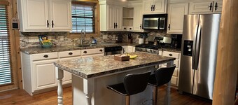 Comfy rustic cabin 1-2 miles from Lake Texoma is ready and fully stocked for 8+!