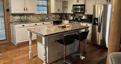 Comfy rustic cabin 1-2 miles from Lake Texoma is ready and fully stocked for 8+!