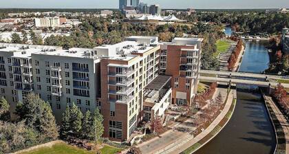 Lux, New, Beau, Hot tub &4Bedroom; Houston near IAH, Downtown, Woodlands &Spring