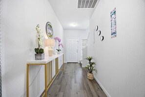 Interior - Lux New Beau;Houston;IAH Airport;Dtown;Woodlands;Spring;NRG World Cup Std;HotTub (Houston)