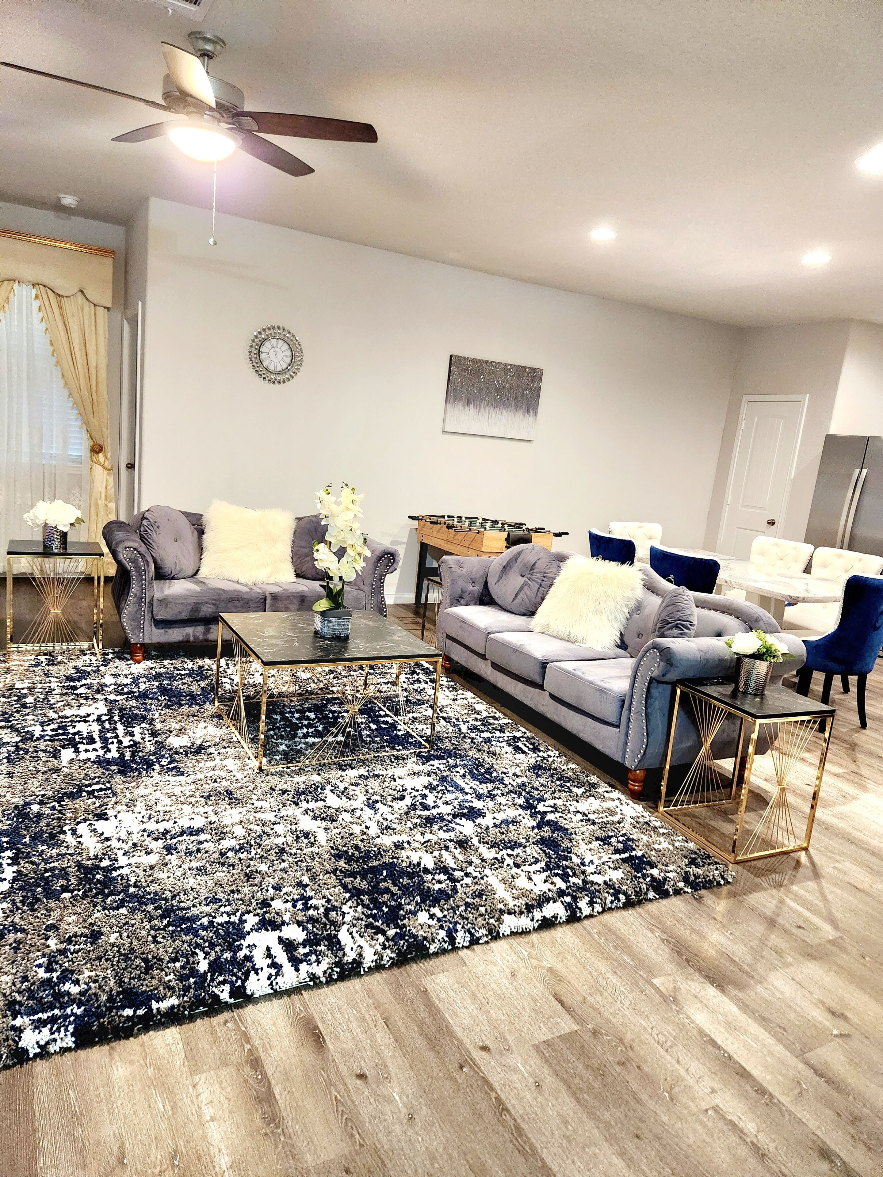 Smart TV, caminetto, tavolo da calcetto, studio