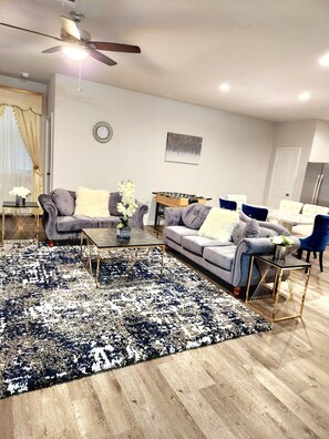 Smart-TV, Kamin, Tischfußball, Arbeitsbereiche