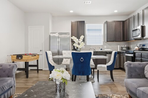 Lux New Beau;Houston;IAH Airport;Dtown;Woodlands;Spring;NRG World Cup Std;HotTub