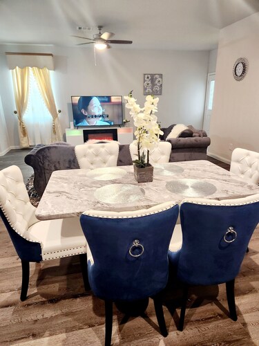 Lux, New, Beau, Hot tub &4Bedroom; Houston near IAH, Downtown, Woodlands &Spring