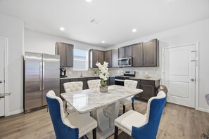 Dining - Lux New Beau;Houston;IAH Airport;Dtown;Woodlands;Spring;NRG World Cup Std;HotTub (Houston)
