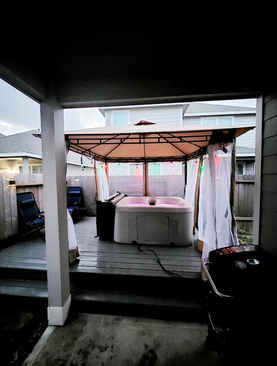 Lux, New, Beau, Hot tub &4Bedroom; Houston near IAH, Downtown, Woodlands &Spring