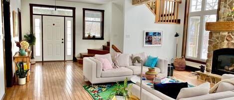 Smart-TV, Kamin, Bücher, Drucker