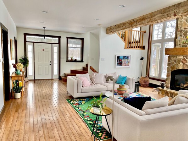 Smart TV, chimenea, libros y impresora 