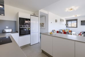 Frigorifero, microonde, forno, lavastoviglie