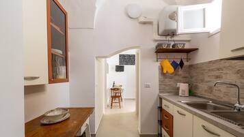 Frigorifero, piano cottura, pentole/stoviglie/utensili