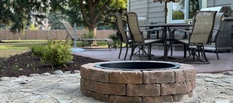 Monthly Stay~Pool Table~Backyard & Firepit~King Bd~WiFi~Spacious
