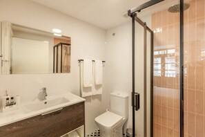 Dusche, Haartrockner, Handtücher, Seife