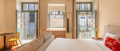 Tabla de planchar con plancha, wifi gratis y ropa de cama