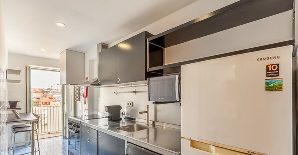 Fridge, microwave, oven, coffee/tea maker