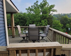 Outdoor dining - Waterfront Home Located near Ark, Reds and Bengals. Newly Renovated.  (Crittenden)