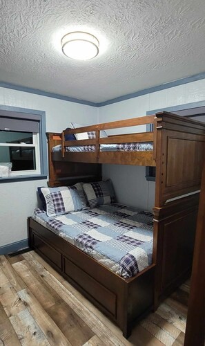 2 bedrooms, free WiFi, bed sheets - Waterfront Home Located near Ark, Reds and Bengals. Newly Renovated.  (Crittenden)