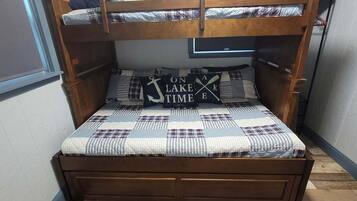 2 bedrooms, WiFi (free), bed sheets