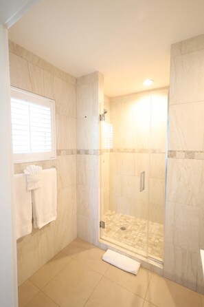 Hair dryer, towels, soap, shampoo - Shades of Blue Villa , Steps Away From Grace Bay Beach (The Bight Settlement)