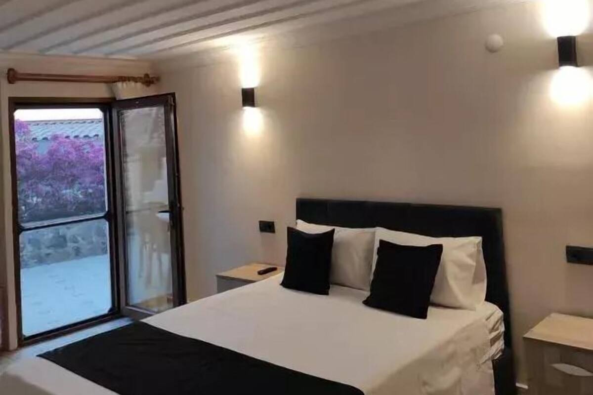1 bedroom, bed sheets