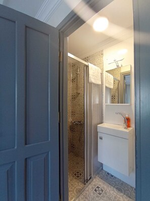 Comfort Room | Bathroom - Mithatpaşa (Istanbul)