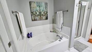 Shower, jetted bath, hair dryer, towels