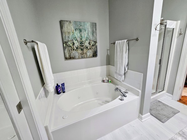 Dusche, Whirlpool, Haartrockner, Handtücher