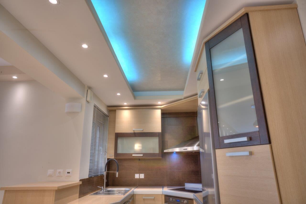 Een koelkast, een oven, een kookplaat, een vaatwasser