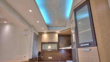 Een koelkast, een oven, een kookplaat, een vaatwasser