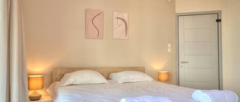 2 多间卧室、客房内保险箱、办公桌、熨斗/熨衣板