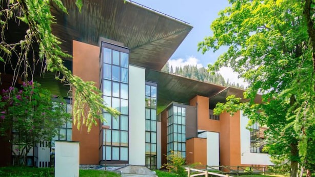 A modern building with large windows and a covered entrance. - Appartamento Antermoia by Interhome (Canazei)