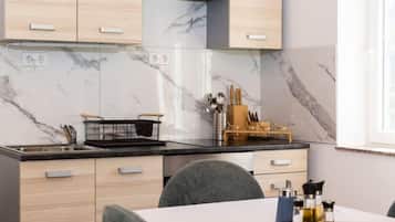 Refrigerador, horno, lavavajillas y utensilios de cocina