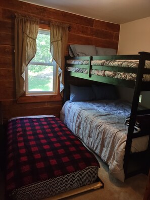 2 bedrooms, travel cot, free WiFi, bed sheets - Secluded cabin in the woods-UTV, hunting, fishing, pet friendly (Weyerhaeuser)