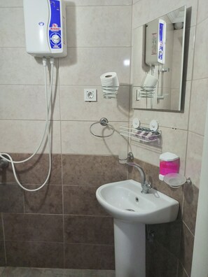 Bathroom - Munzur hostel (Edremit)
