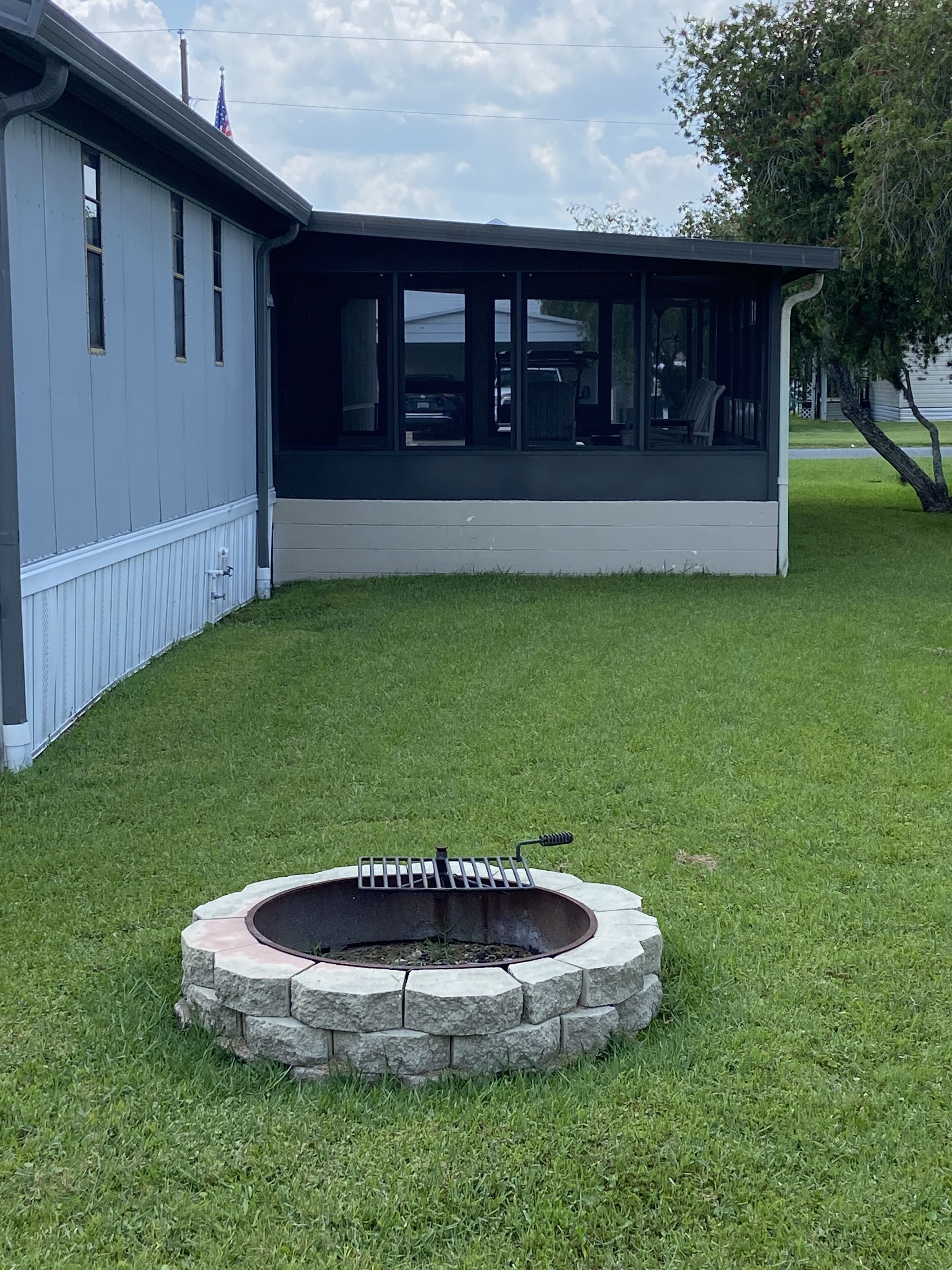Ein Haus mit einem Kamin aus Stein im Vorgarten.