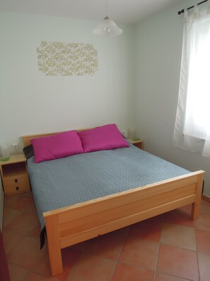 2 chambres, fer et planche à repasser, Wi-Fi, draps fournis