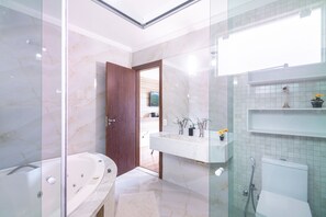 Jetted tub, hair dryer, soap, toilet paper - Clim House in Buzios  (Altos de Búzios Armação dos Búzios)