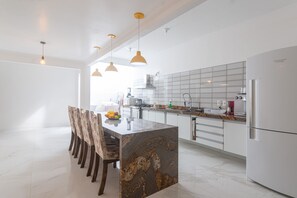 Kjøleskap, mikrobølgeovn, ovn og kokeplater