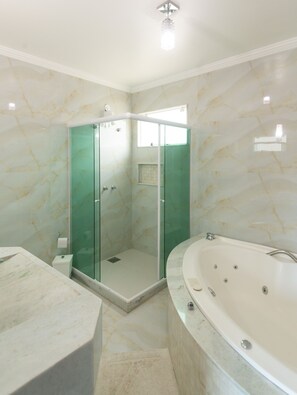 Baignoire à remous, séchoir à cheveux, savon, papier de toilette