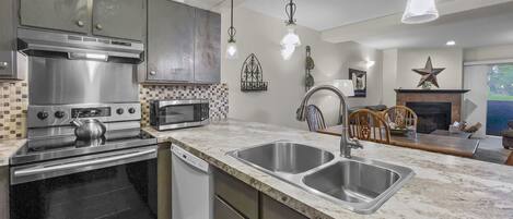 Kylskåp, mikrovågsugn, ugn och spishäll