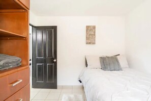 3 bedrooms, iron/ironing board, WiFi, bed sheets